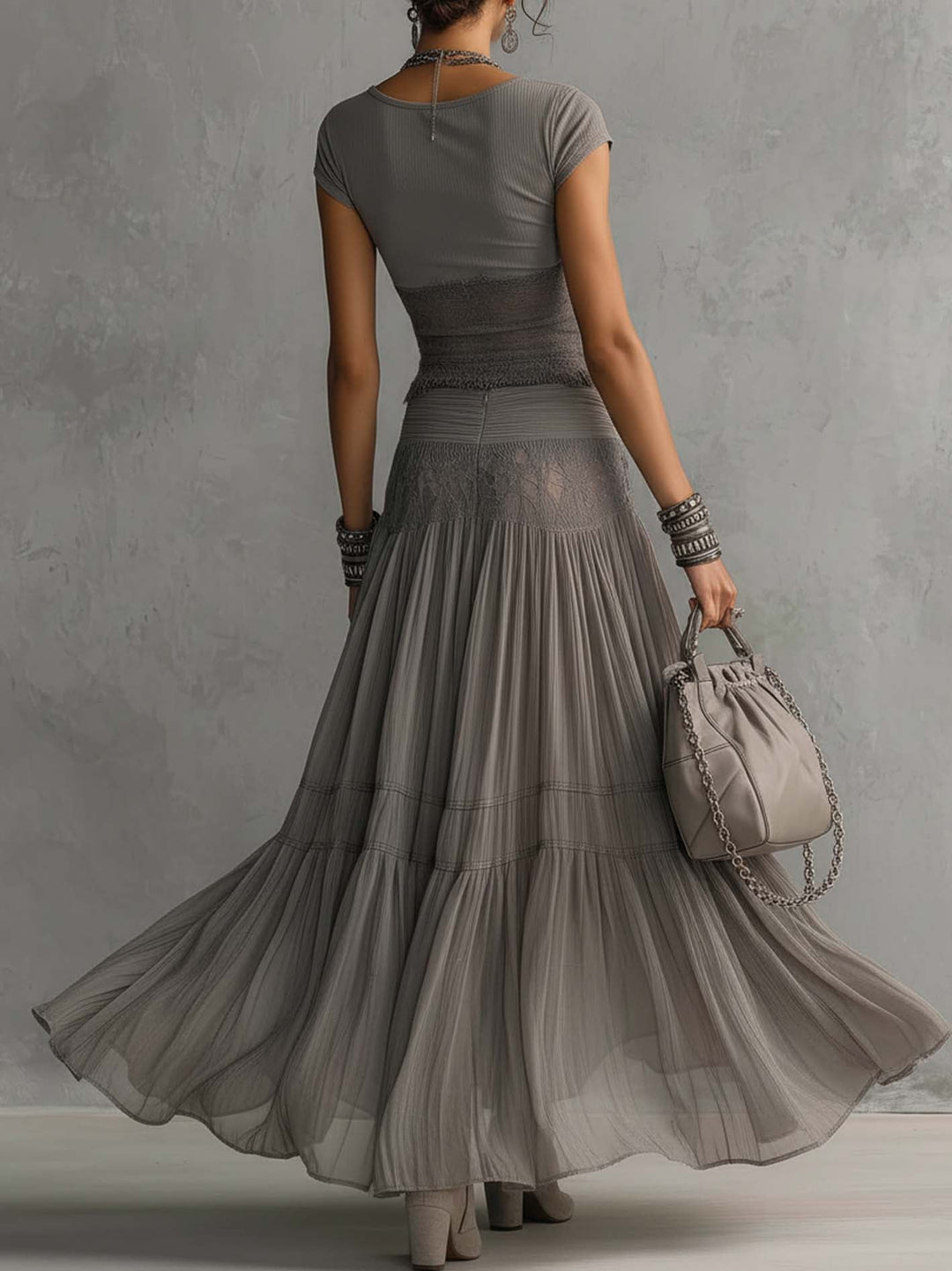 Elena- Conjunto de Top com Painéis de Renda e Saia Maxi Plissada
