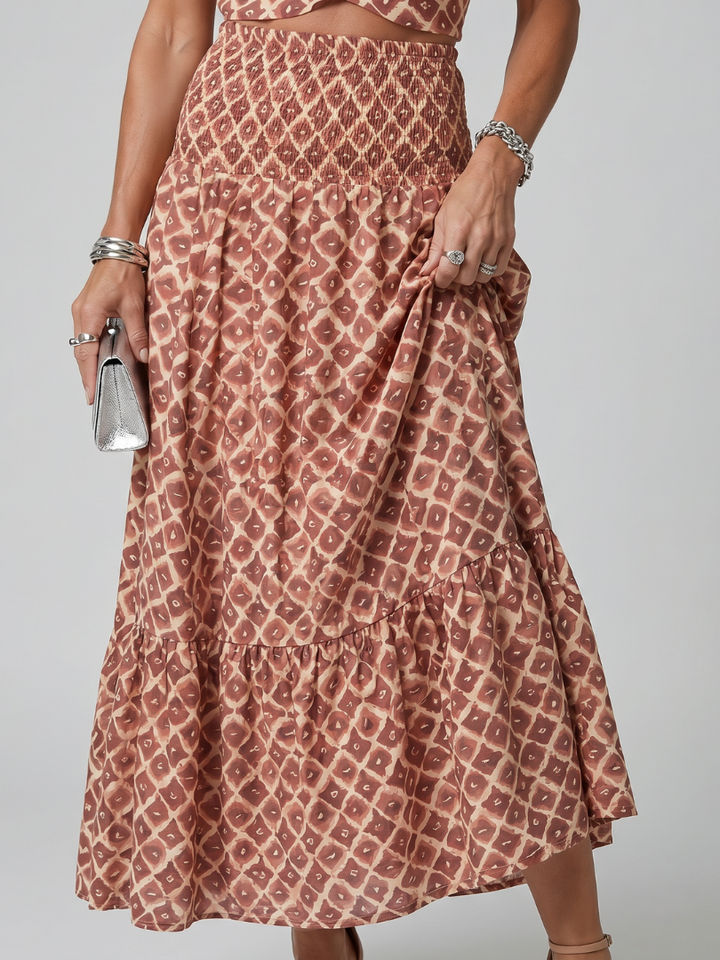 Amira | Vestido Midi Cortado com Estampado Geométrico e Decote Halter Cruzado