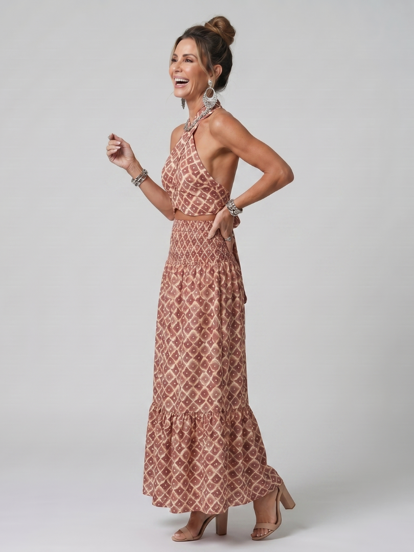 Amira | Vestido Midi Cortado com Estampado Geométrico e Decote Halter Cruzado