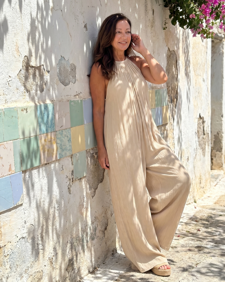 Sylvara | Macacão Relaxado com Decote Halter e Pernas Largas