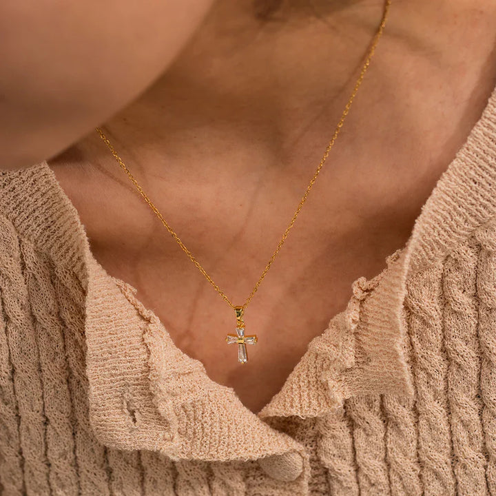Colar com Pendente em Cruz de Diamantes Delicados