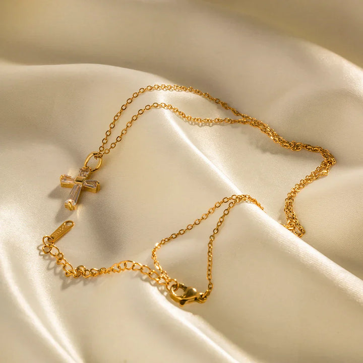 Colar com Pendente em Cruz de Diamantes Delicados