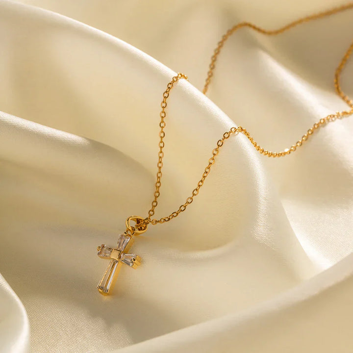 Colar com Pendente em Cruz de Diamantes Delicados