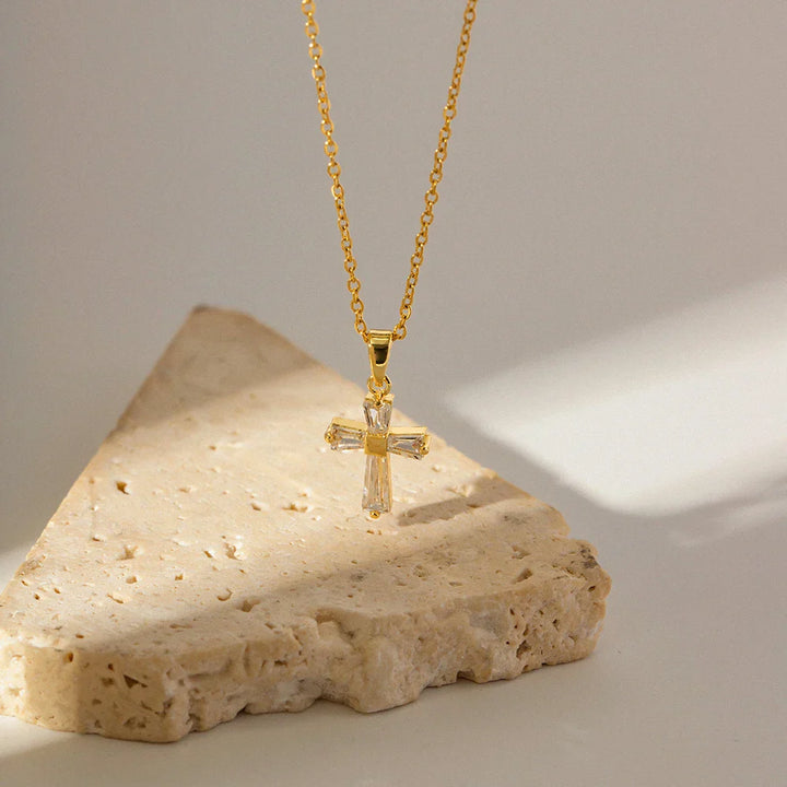 Colar com Pendente em Cruz de Diamantes Delicados