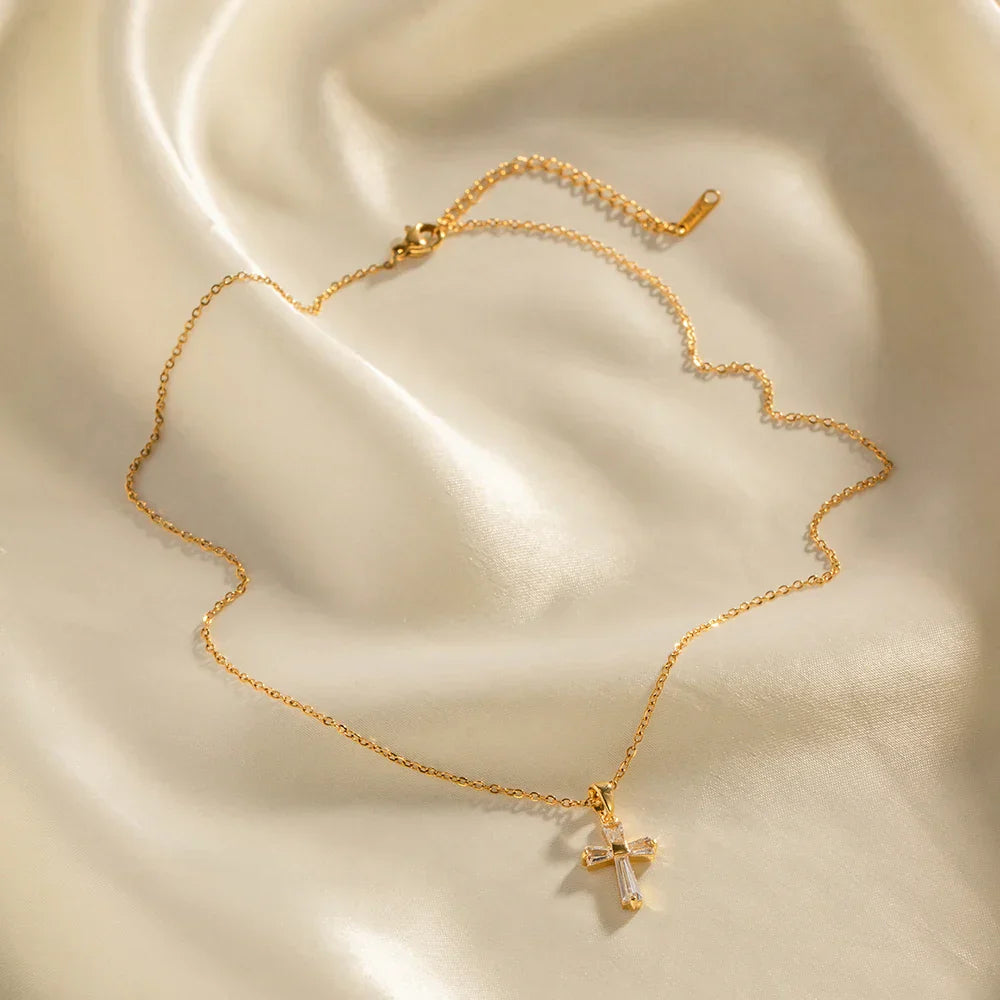 Colar com Pendente em Cruz de Diamantes Delicados
