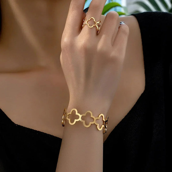 Conjunto de Pulseira e Anel Ajustável em Trevo Aberto Delicado