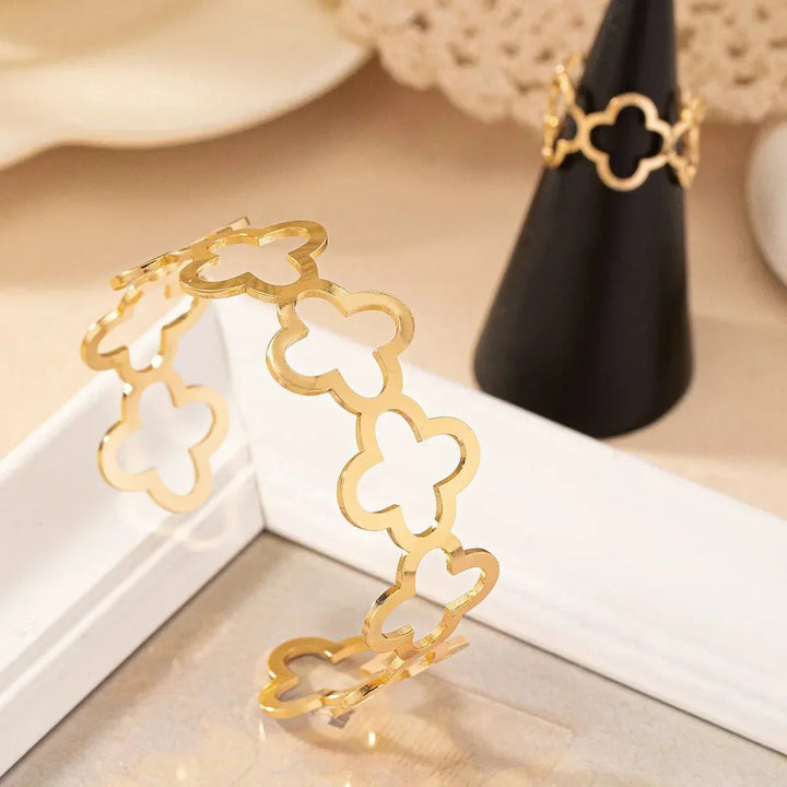 Conjunto de Pulseira e Anel Ajustável em Trevo Aberto Delicado