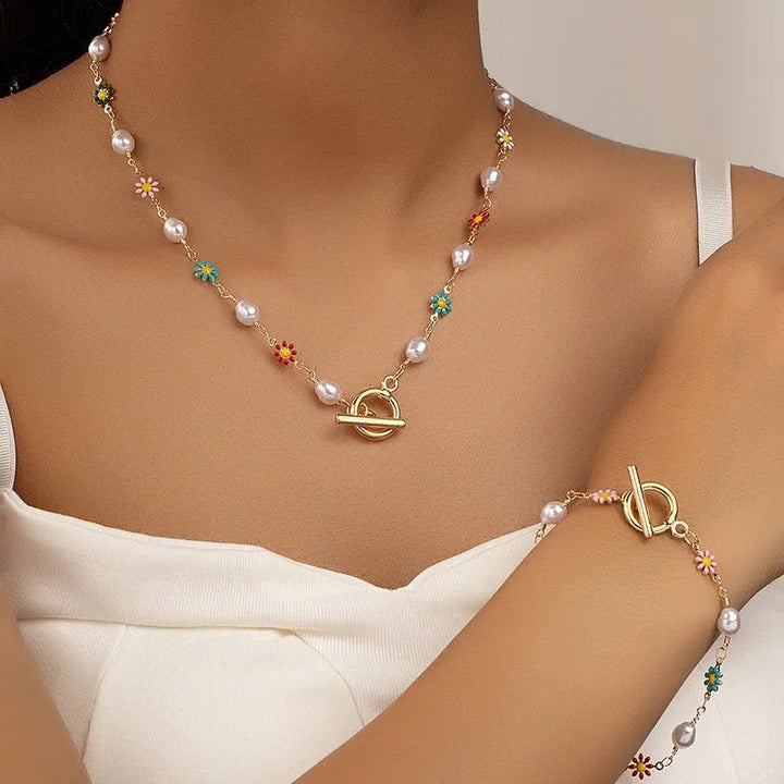 Conjunto de Pulseira e Colar de Pérolas Florais Primaveris Delicadas