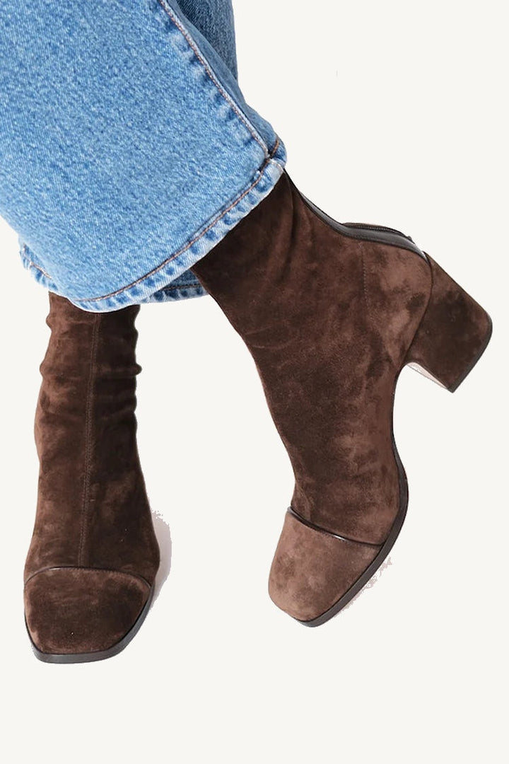 Elara | Botas de Tornozeleira em Camurça Elegantes