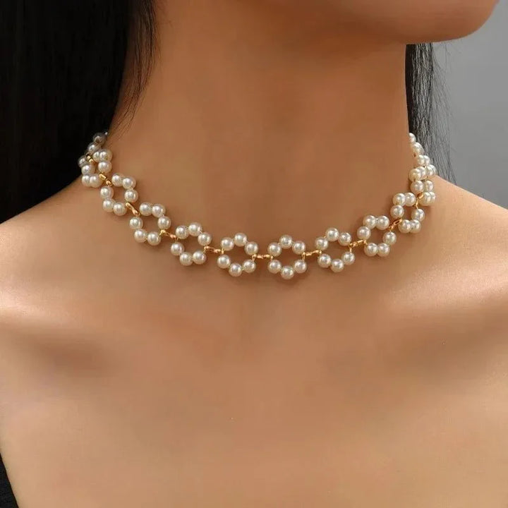Colar Choker com Margarida Floral em Pérolas
