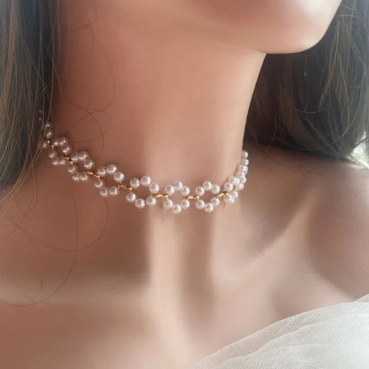 Colar Choker com Margarida Floral em Pérolas
