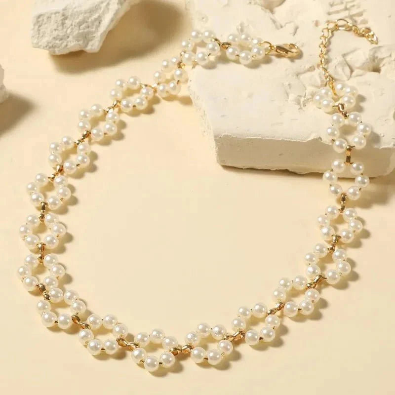 Colar Choker com Margarida Floral em Pérolas