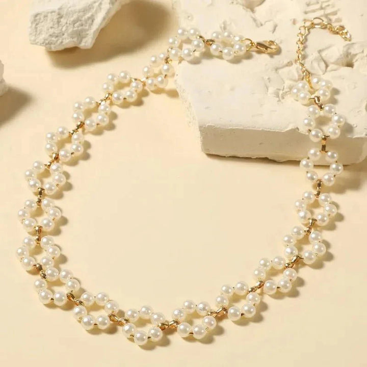 Colar Choker com Margarida Floral em Pérolas